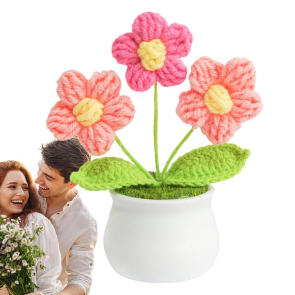 Kreative blomsterdekorationer lavet af hæklet garn til kontoret.