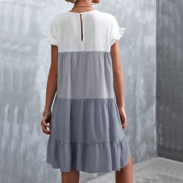 Skarvklänning med kontrastfärg Klassisk klänning i ett stycke med volanger i ärmslut Kan tvättas i maskin för sommar Grå L
