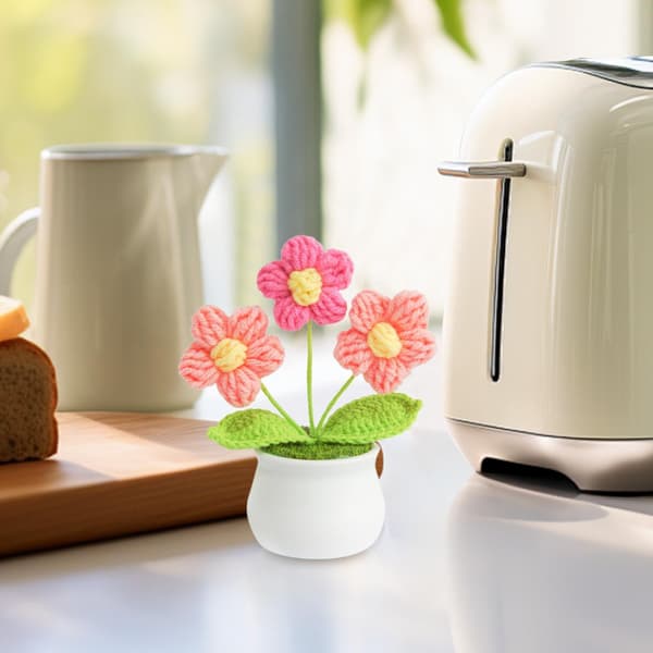 Kreative blomsterdekorationer lavet af hæklet garn til kontoret.
