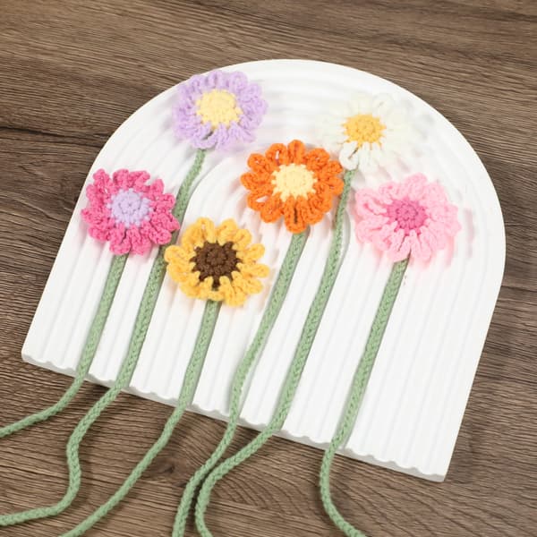 Set med 6 virkade blombokmärken — Tema prästkrage och solros