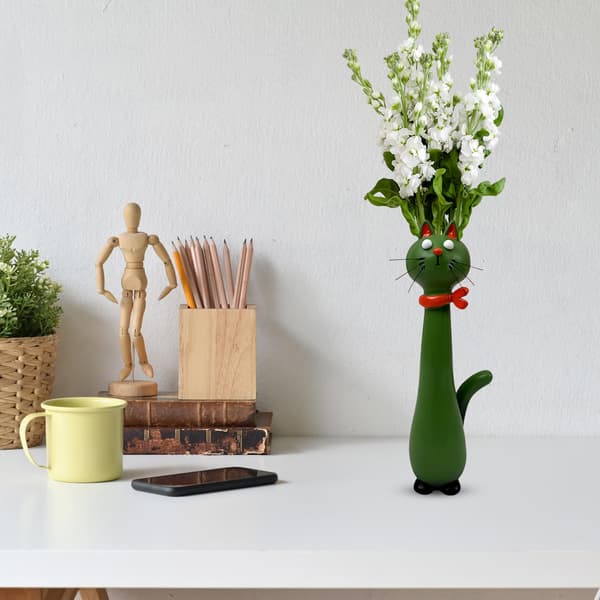 En liten grön vas är perfekt för att arrangera buketter; den är både vacker och originell.