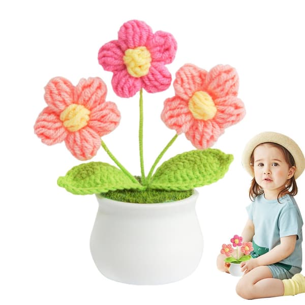 Kreative blomsterdekorationer lavet af hæklet garn til kontoret.