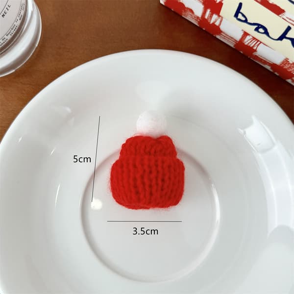 Jule DIY Mini Garnstrikkeluer og Skjerf til Dukker – Festlig Tilbehør