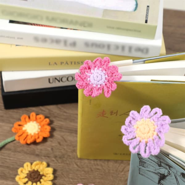 Set med 6 virkade blombokmärken — Tema prästkrage och solros