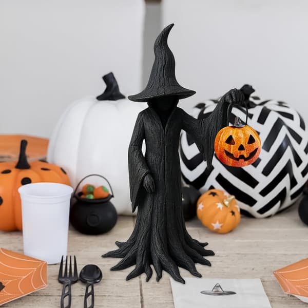 Heksefigur til Halloween, heksefigur med en spand