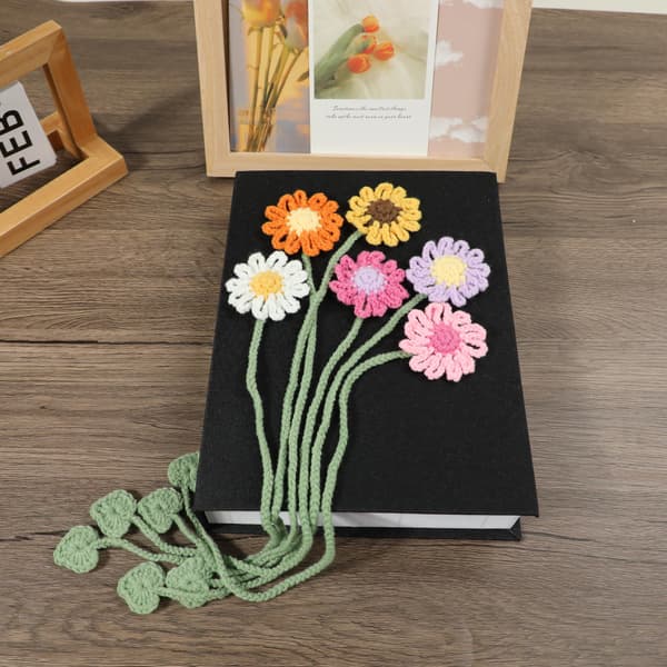 Set med 6 virkade blombokmärken — Tema prästkrage och solros
