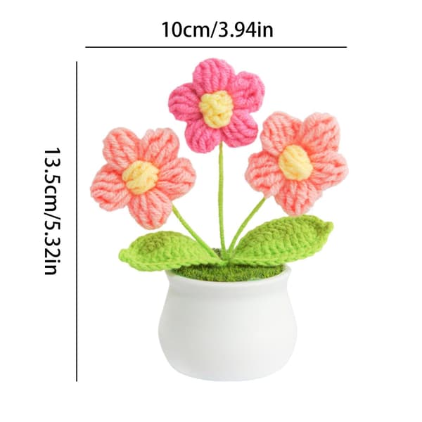 Kreative blomsterdekorasjoner laget av heklet garn til kontoret.