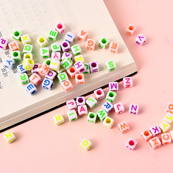 700 stk. 18 farve akryl alfabet bogstav A-Z kube perler til smykkefremstilling børn DIY halskæde armbånd