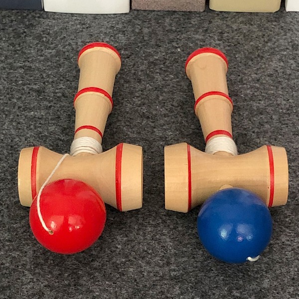 Tilfældig farve 12CM træ jonglering bold legetøj stress relief pædagogisk legetøj