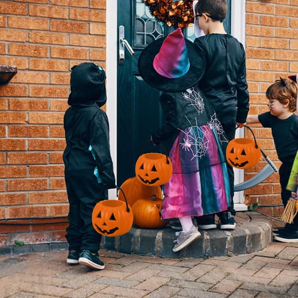 Sett med 2 gresskarbøtter i plast til Halloween – bærbare \"knask eller knep\"-godteribøtter for barn