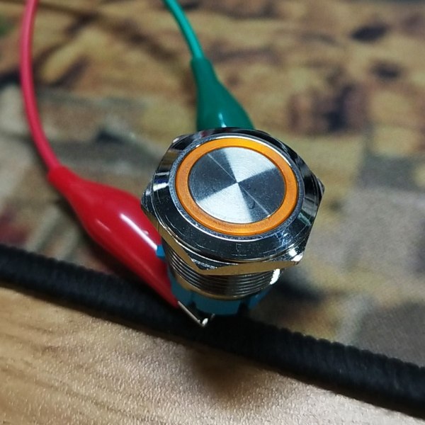 4-pins selvlåsende trykknappbryter med ringlys - 2 STK (gul 12~24VDC)