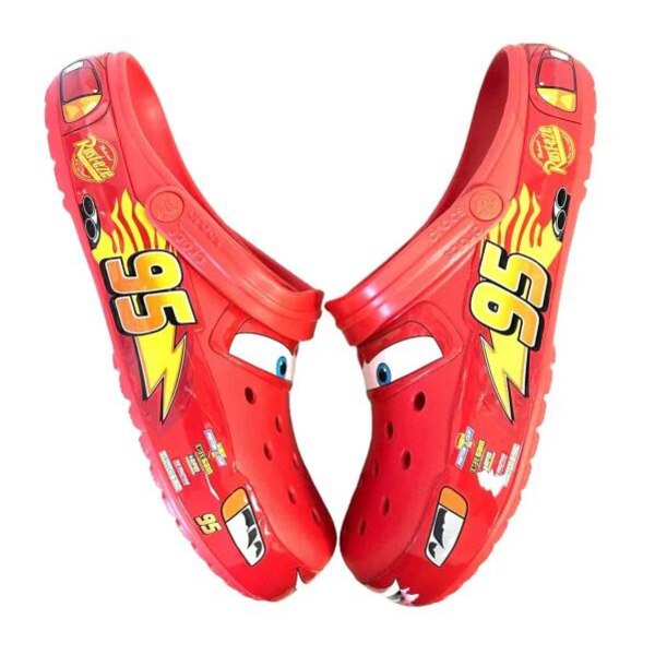 Crocs Lightning McQueen - Lightning McQueens tøfler til utendørsbruk 42