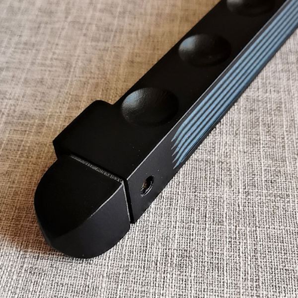 Seinään kiinnitettävä biljarditikkujen teline 4 reiällä, musta