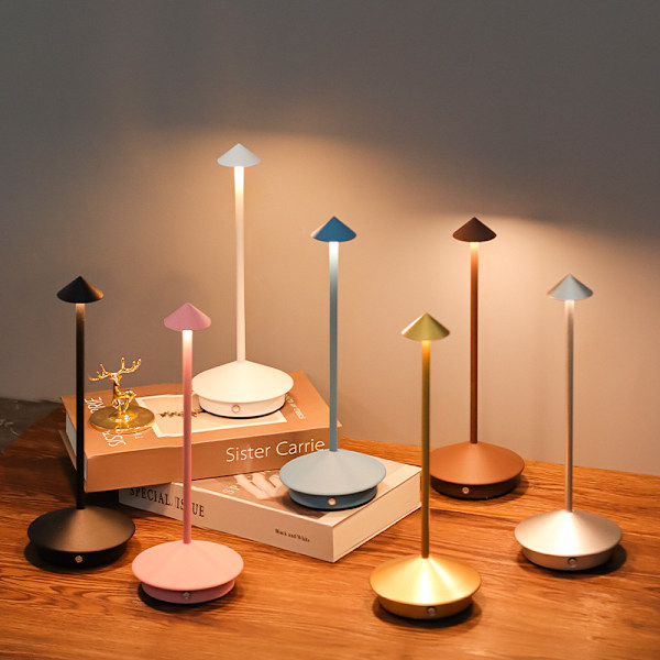 Zafferano Pina Pro - Aluminium - Dæmpbar LED bordlampe, IP54 beskyttelse, indendørs/udendørs brug, stik, H29cm, EU-stik - Corten-Wellngs Sand sort Sand brown