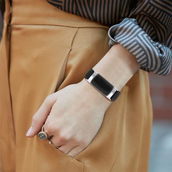 Fitbit Charge 5 -ranneke aitoa nahkaa - Musta
