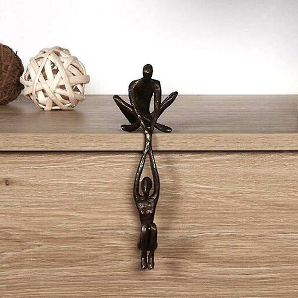 Parfigur i Resin - Man Lyfter Kvinna - Dekorationsskulptur