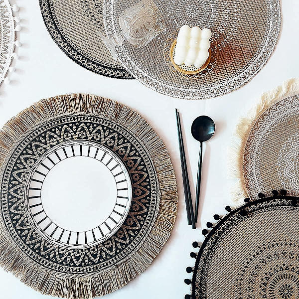 Boho-tyyliset pyöreät pöytätabletit, käsintehdyt, punotut juuttitupsut, retro pöytäkoriste, hapsullinen puuvillainen kahvimatto, vedenpitävä, 4 kpl (valkoinen pompom)