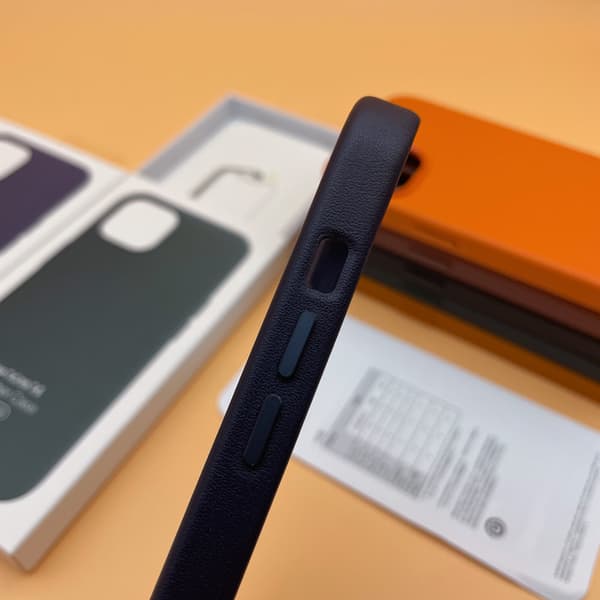 Nahkakotelo iPhone 13:lle MagSafella - Keskiyönmusta
