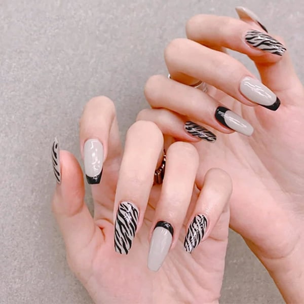 24 st Press On Nails - Medium Cover lösnaglar med lim (zebramönster)