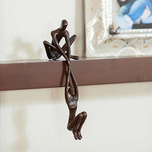 Parfigur i Resin - Man Lyfter Kvinna - Dekorationsskulptur