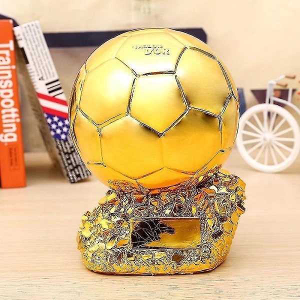 2023 Golden Ball Trophy Benzema Soccer Final Score -malli Resin Soccer Cup -fanikokoelma Matkamuisto Jalkapallosaappaat Shape Trophy 21cm