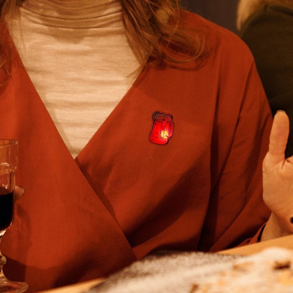 12 stk Kreative Ølkopp Brosjer med Blinkende LED-Lys Brosjer Fest Bar Gave (Tilfeldig Farge)