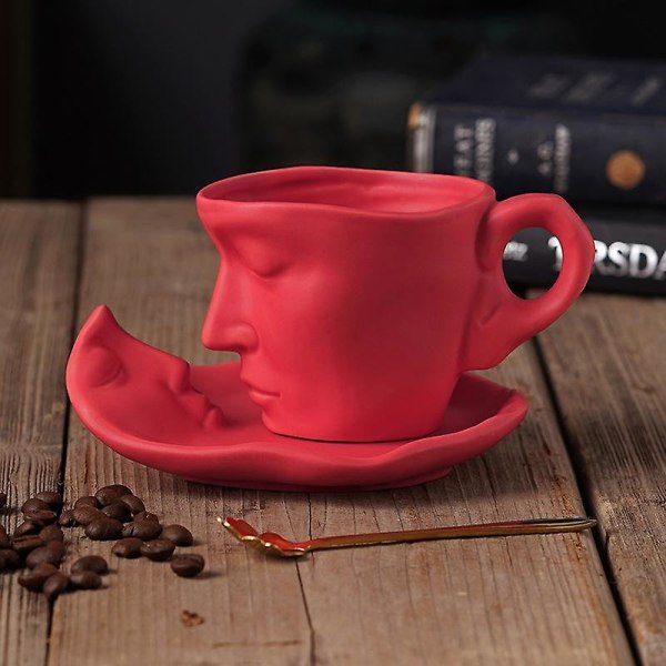 Kahvikuppi lautasella ja lusikalla 3D ihmiskasvomuki romanttiseen keittiöön Red