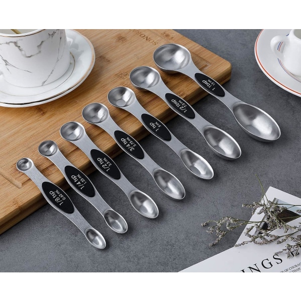 Set med 8 dubbelsidiga magnetiska mätskedar i rostfritt stål för att mäta torra och flytande ingredienser