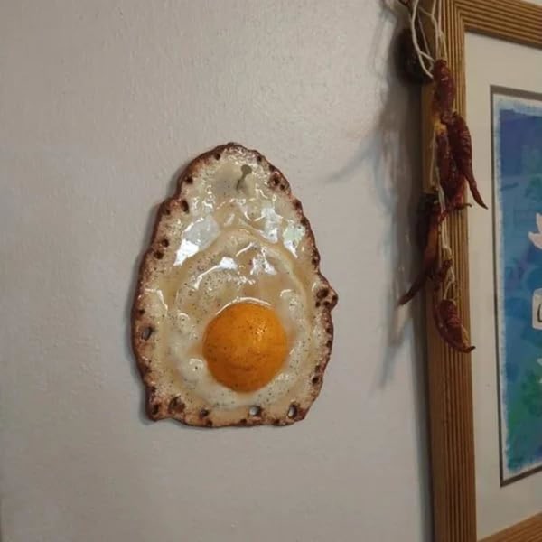 Paistettu muna ripustettu kynsiin Paistettu muna seinä Taide Hauska munaveistos seinälle ripustettu paistettu muna gourmet-koristelu olohuoneen keittiöön
