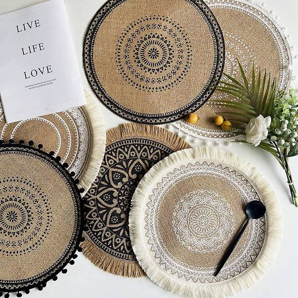 Boho-tyyliset pyöreät pöytätabletit, käsintehdyt, punotut juuttitupsut, retro pöytäkoriste, hapsullinen puuvillainen kahvimatto, vedenpitävä, 4 kpl (valkoinen pompom)