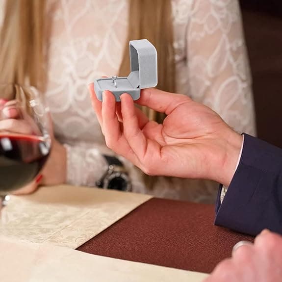 Smyckespresent Liten Enkel Sammet Ring Presentaskar Ringask Bröllopsdag Vigselringar för Cermoni Män och Kvinnor