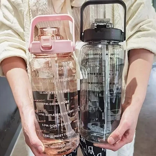 2L Vattenflaska med Sugrör Stor Kapacitet Plast Vattenkopp Bärbar Drickflaska Med Tidsmarkering För Utomhussporter Fitness black