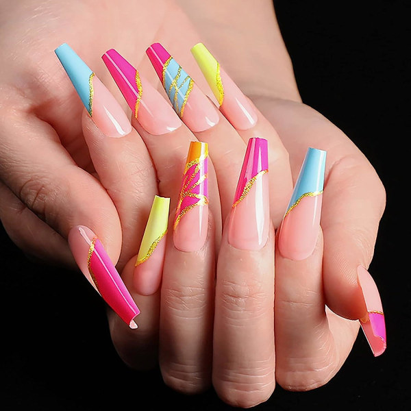 24 st tryck på naglar långa, abstrakta kista falska naglar, glansigt lim på naglar, lösnaglar med lim för kvinnor (färgglada virvel och guldlinje)