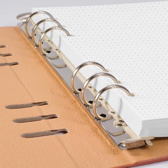 A5 Påfyllningspapper - 6-Ringars Planerinsats - 20,7 x 14,1 cm - Tjockt Prickigt Papper för Bullet Journal - 90 Ark - Krämvitt