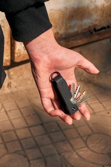 Kompakt nyckelorganisator i metall med kompass – minimalistisk nyckelring