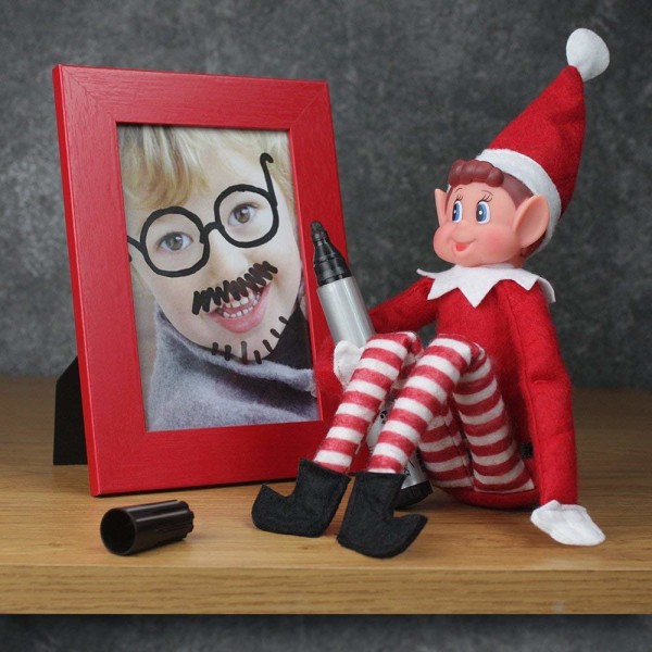 Roliga och lekfulla tomtar som uppför sig dåligt med en mjuk kropp och julklapp i vinyl röd pojke