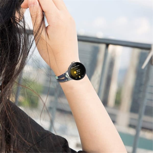 Google Pixel Watch urrem i ægte læder med sølvstik - Krikandfarvede Blomster På Sort Baggrund Green