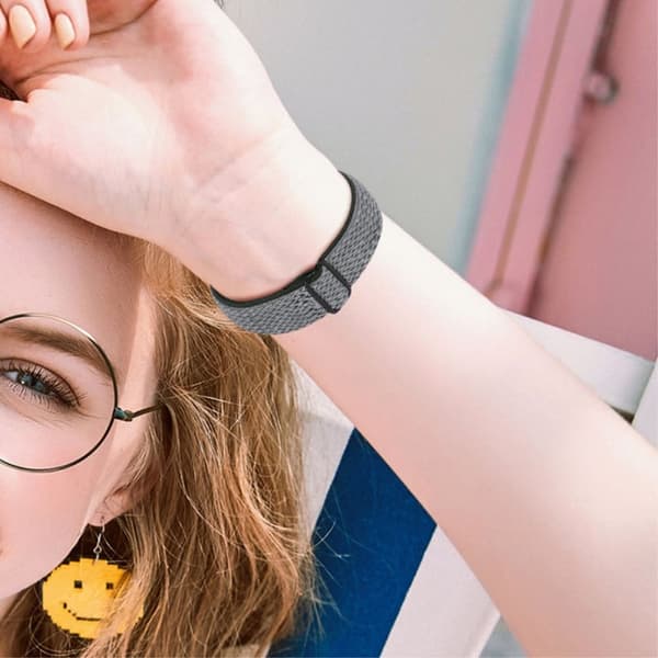Fitbit Versa 2 / Versa Lite elastisk klokkerem med justerbar spenne - Mørkegrå Silver grey