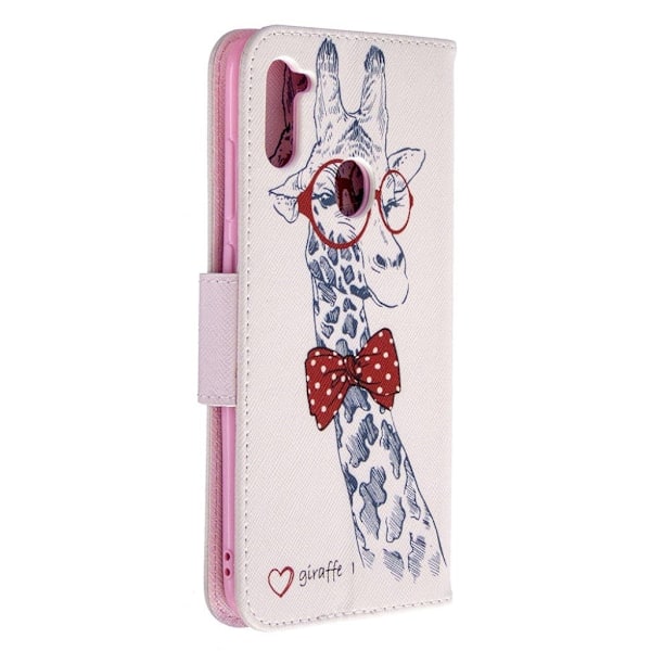 Wonderland Samsung Galaxy A11 / M11 etui - Ihana Kirahvi Lasit Päässä Multicolor