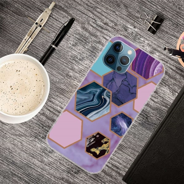 Marmormotiv iPhone 14 Pro skal - Hexagoner I Lila Bakgrund multifärg