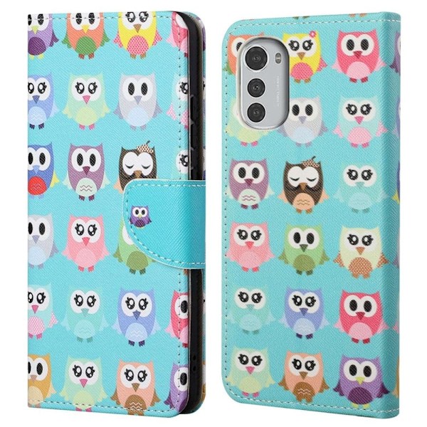 Wonderland Motorola Moto E32 flip kuoret - Pöllöt Multicolor