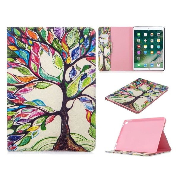 iPad 10.2 (2019) Stilfuldt mønster læder flip etui - Farvet Træ Multicolor