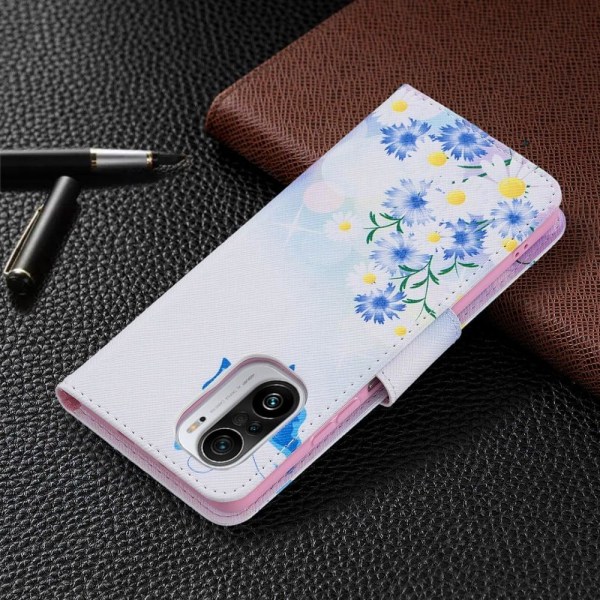 Wonderland Xiaomi Mi 11i / K40 Pro Plus / Poco F3 Flip Etui - Blå Sommerfugl og Blomster Pink