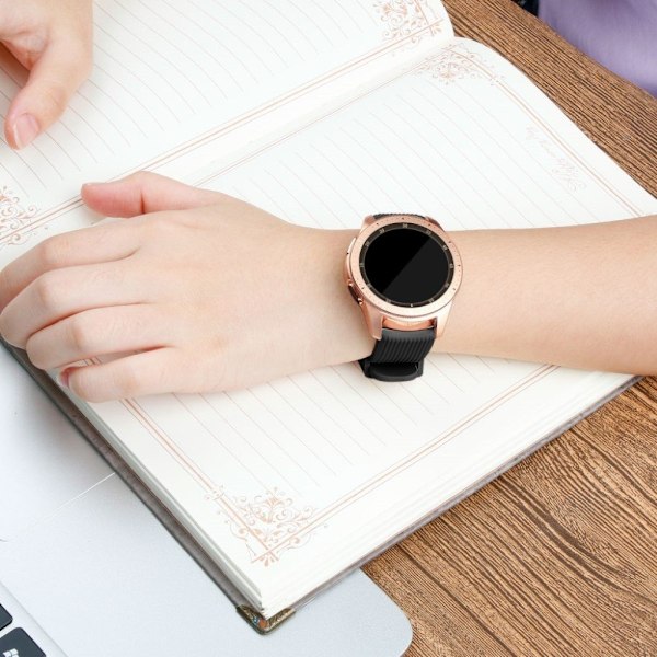 Samsung Galaxy Watch (42mm) erstatnings urrem i silikone med stribet tekstur - Sort Black