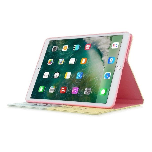iPad 10.2 (2019) Stilfuldt mønster læder flip etui - Fjer Multicolor