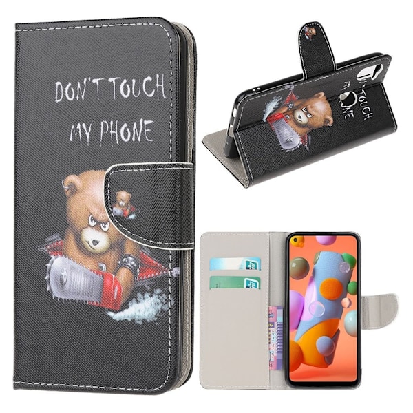 Wonderland Samsung Galaxy A11 flip kotelot - Ruskea Karhu ja Varoitussanat Black