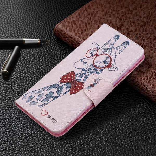 Wonderland Xiaomi Redmi 9 Flip etui - Yndig giraf iført briller Pink