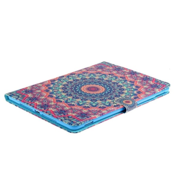 iPad 10.2 (2019) trendy mønstered læder flip etui - Rød Kaleidos Multicolor