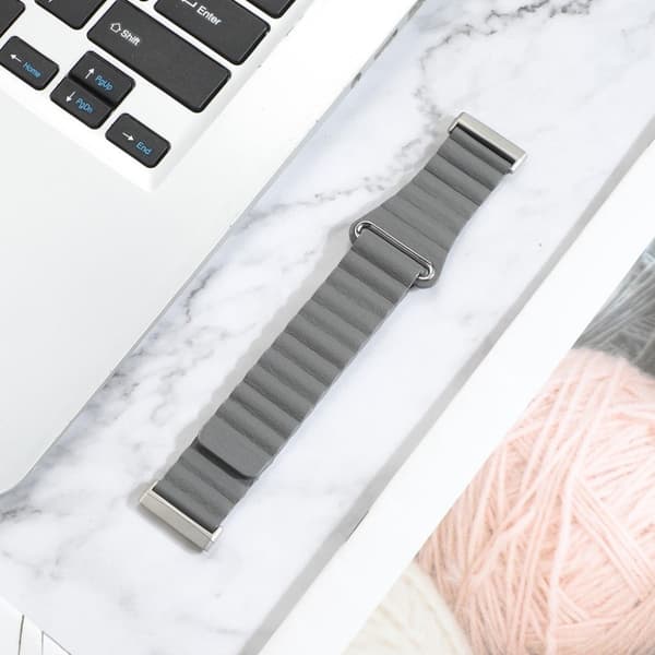 Fitbit Versa 3 urrem i ekte skinn - Grå Silver grey