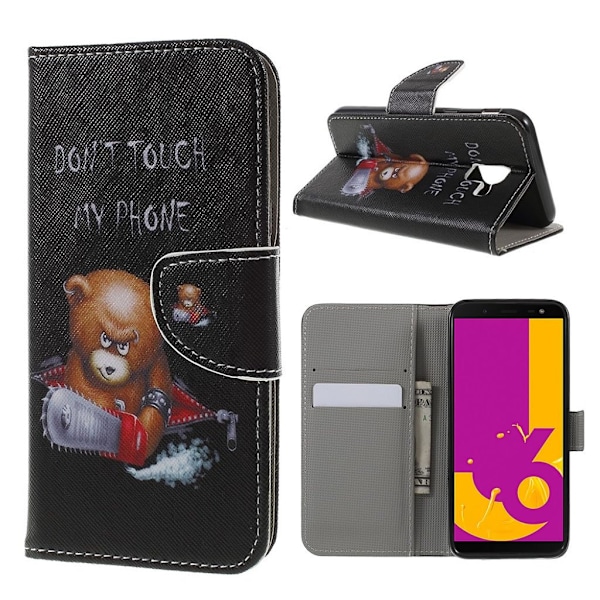 Samsung Galaxy J6 beskyttelsesetui i lædermateriale med printede mønstre og magnetisk lukkeklap - Bamse og "Dont touch my phone" Multicolor
